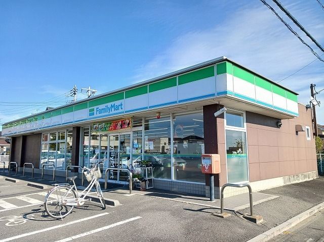 近くのファミリーマート加須南小浜店まで350m（徒歩5分）