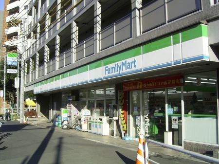 近くのファミリーマート新宿上落合店まで227m(徒歩3分)