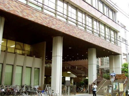 近くの新宿区立中央図書館まで954m(徒歩12分)