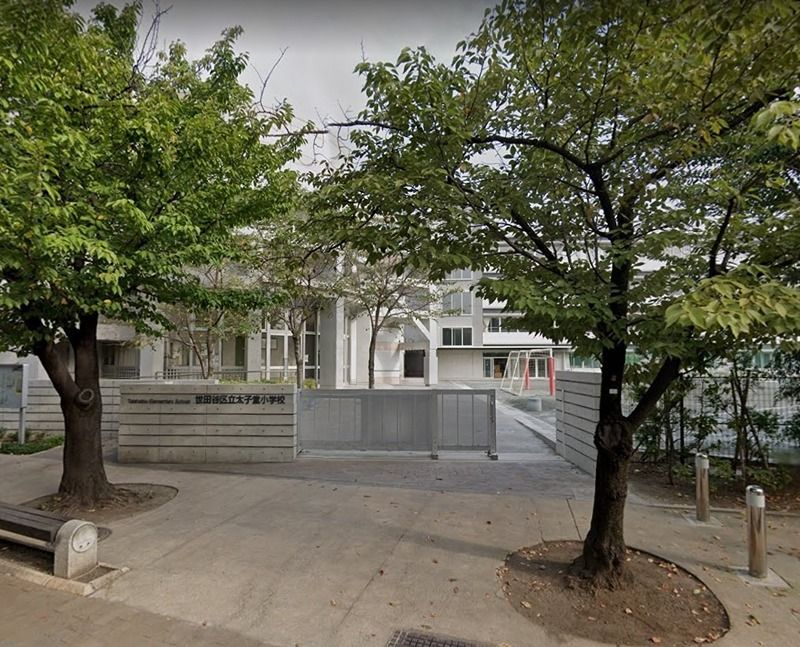 近くの世田谷区立太子堂小学校（三軒茶屋）まで428m（徒歩6分）