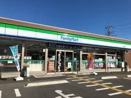 近くのファミリーマート熊谷新堀店まで700m(徒歩9分)
