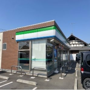 近くのファミリーマートまで450m(徒歩6分)