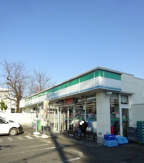 近くのファミリーマートまで650m（徒歩9分）