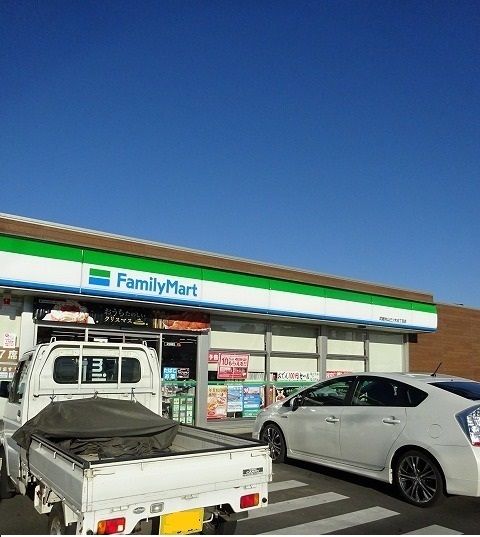 近くのファミリーマートまで450m（徒歩6分）