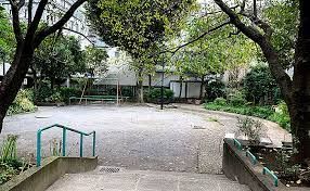 近くの中落合公園まで682m（徒歩9分）