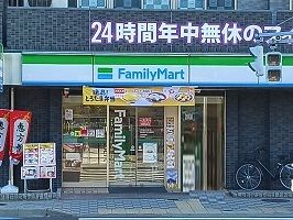 近くのファミリーマートまで450m(徒歩6分)
