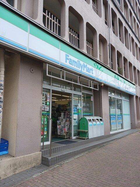 近くのファミリーマートまで208m（徒歩3分）