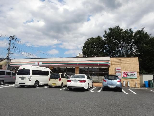 近くのセブンイレブン足立本木西町店まで707m（徒歩9分）