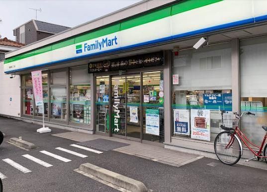 近くのファミリーマート 板橋東新町二丁目店まで180m（徒歩3分）