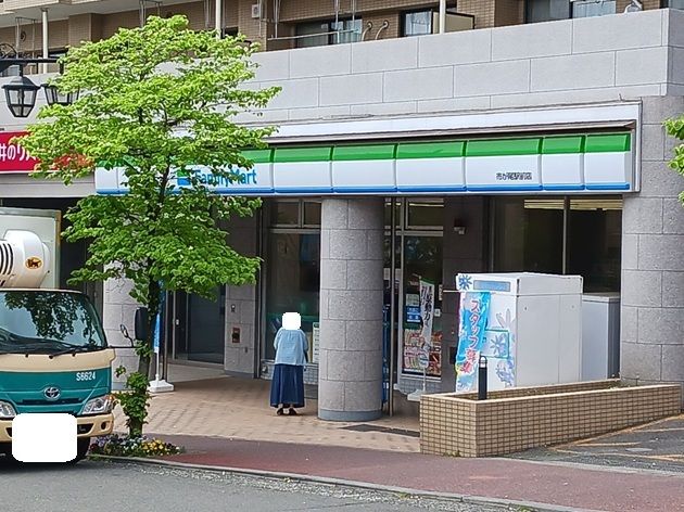 近くのファミリーマートまで120m（徒歩2分）