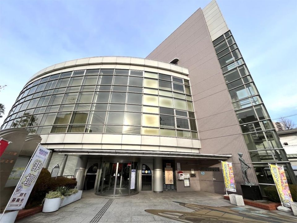 近くの荒川区立南千住図書館まで300m(徒歩4分)