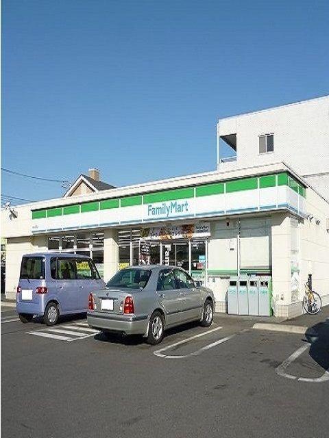近くのファミリーマート福生志茂店まで400m（徒歩5分）