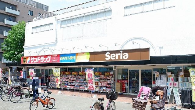 近くのサンドラッグ滝山団地店まで900m(徒歩12分)