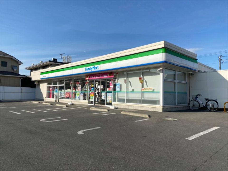 近くのファミリーマート 青梅新町四丁目店まで104m（徒歩2分）