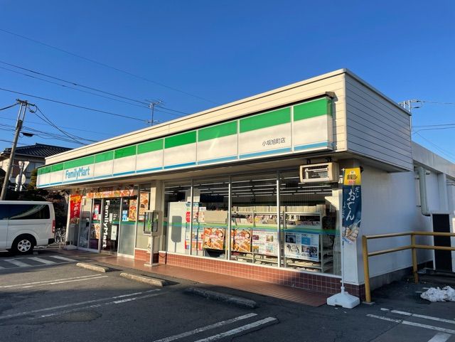 近くのファミリーマートまで600m（徒歩8分）