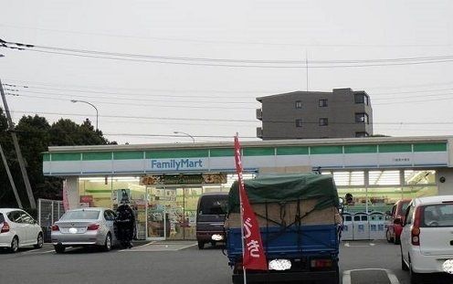 近くのファミリーマートまで400m(徒歩5分)