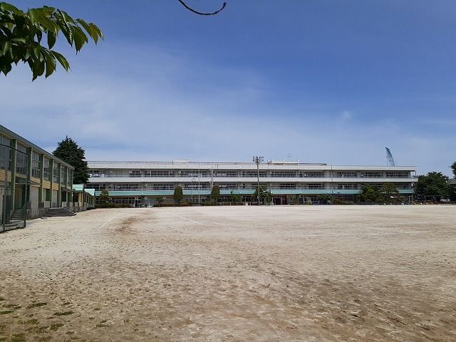 近くの加須市立三俣小学校まで1,000m(徒歩13分)