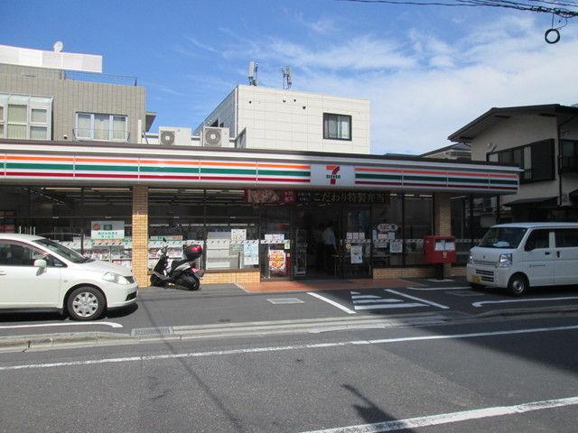 近くのセブンイレブン東京医科大前店まで110m（徒歩2分）