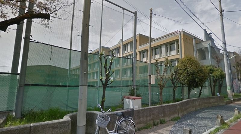 近くの世田谷区立玉川中学校（上野毛）まで1,176m（徒歩15分）