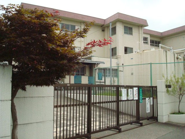 近くの八王子市立第九小学校まで273m（徒歩4分）