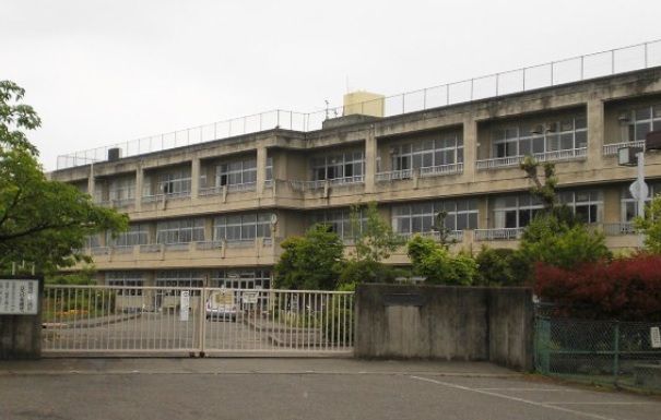 近くの上里町立上里東小学校まで939m（徒歩12分）