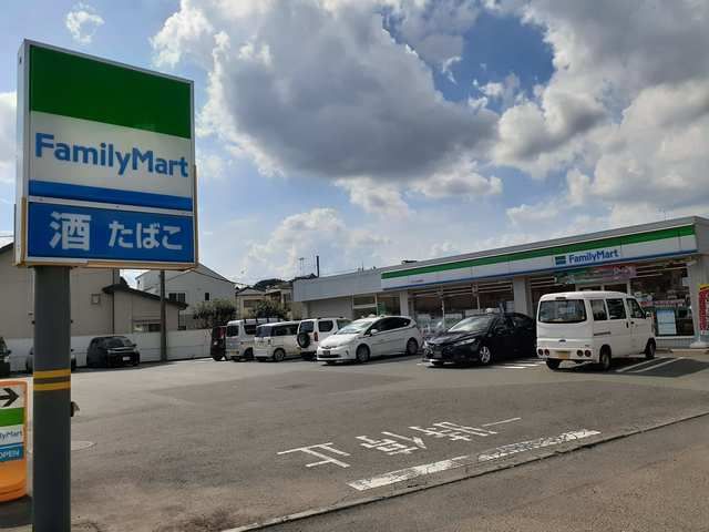 近くのファミリーマートまで270m(徒歩4分)