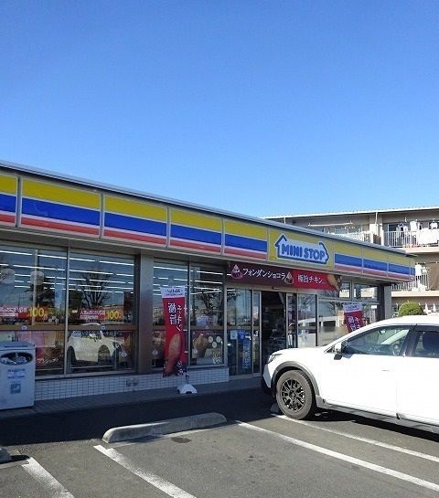 近くのミニストップまで300m（徒歩4分）