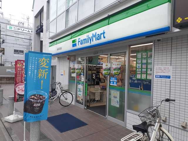 近くのファミリーマートまで322m（徒歩5分）