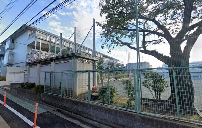 近くの目黒区立緑ヶ丘小学校（自由が丘）まで122m（徒歩2分）