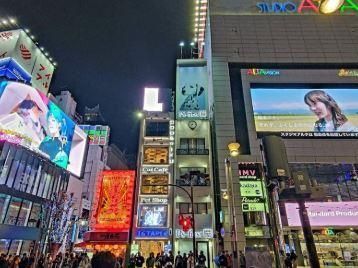近くの新宿アルタまで889m（徒歩12分）