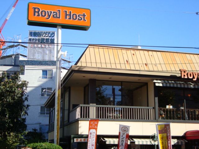 近くのファミレスまで320m（徒歩4分）
