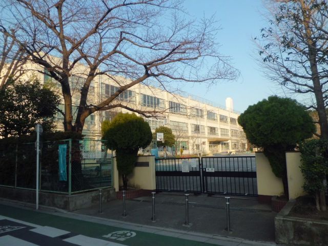 近くの板橋区立高島第一小学校まで604m（徒歩8分）