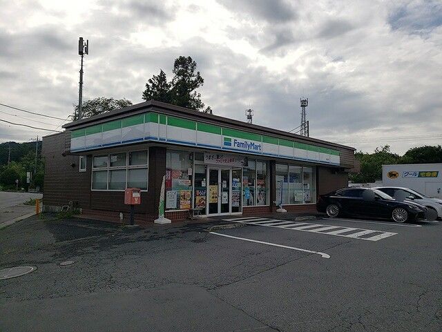近くのファミリーマートまで558m(徒歩7分)