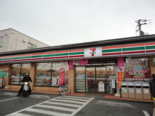 近くのセブンイレブン川口戸塚店まで599m（徒歩8分）