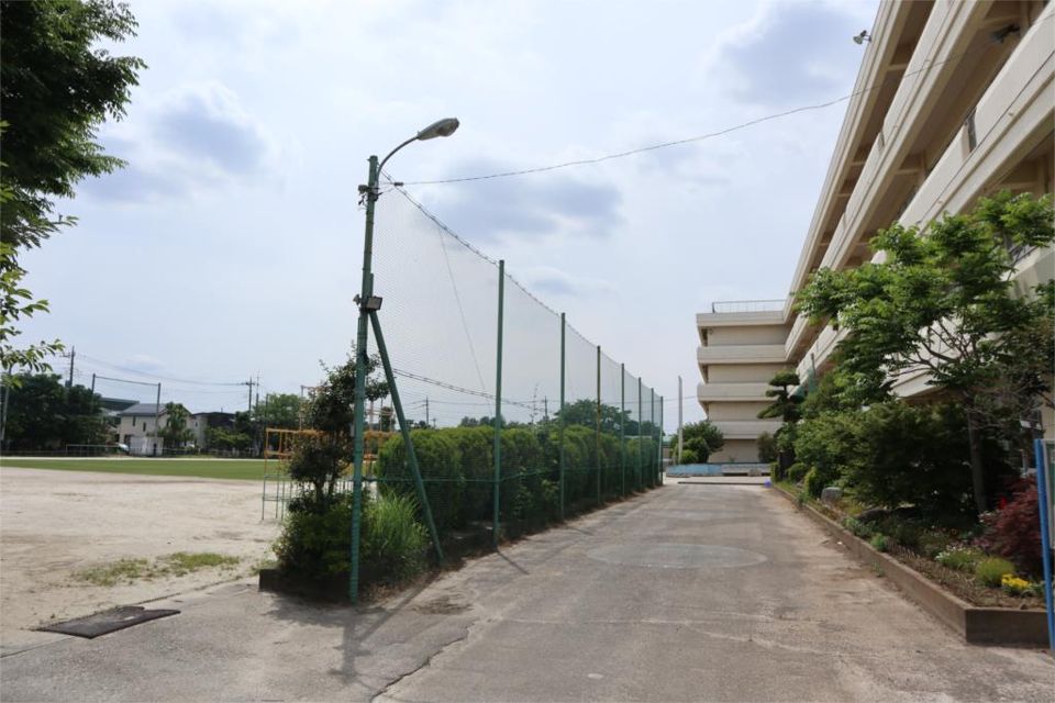 近くの伊奈町立南小学校まで147m（徒歩2分）