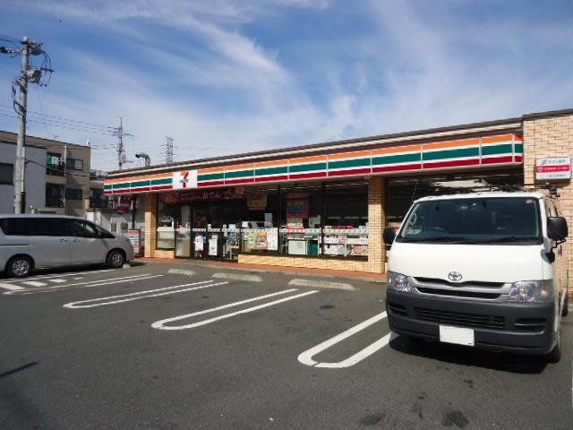 近くのセブンイレブン三鷹新川1丁目店まで941m（徒歩12分）