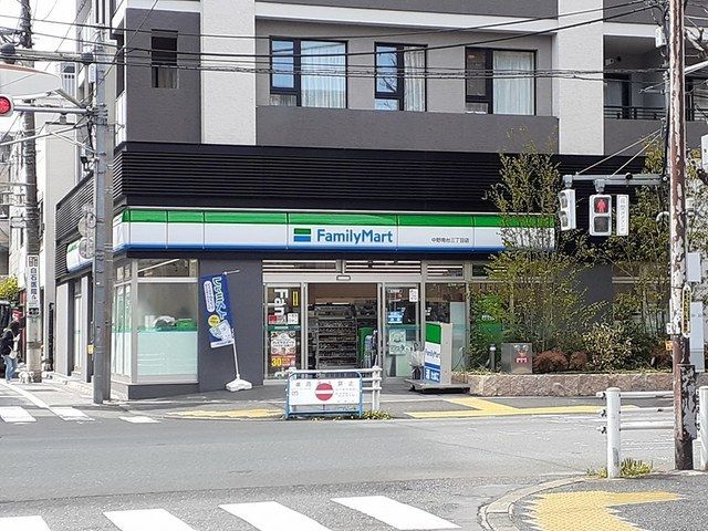 近くのファミリーマートまで51m(徒歩1分)