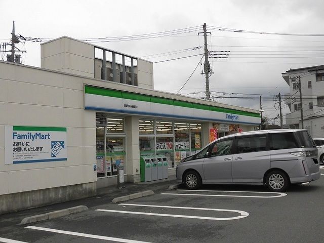 近くのファミリーマートまで350m（徒歩5分）