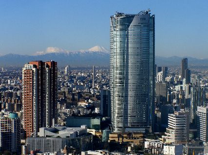 近くの六本木ヒルズまで673m(徒歩9分)