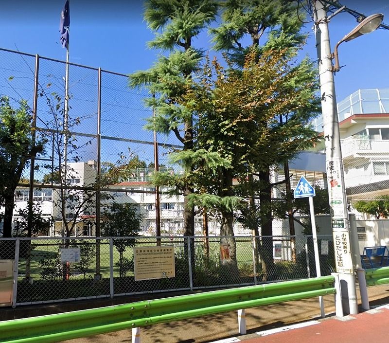 近くの目黒区立八雲小学校(都立大学)まで838m(徒歩11分)