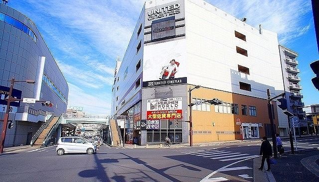 近くのユナイテッドシネマまで700m(徒歩9分)