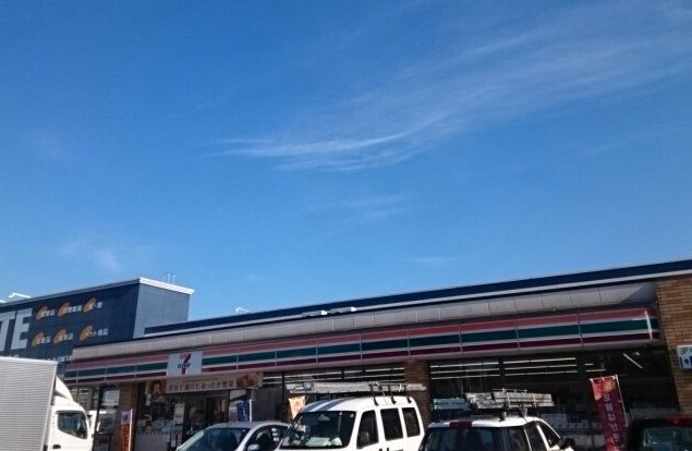 近くのセブンイレブン川崎下麻生店まで180m（徒歩3分）