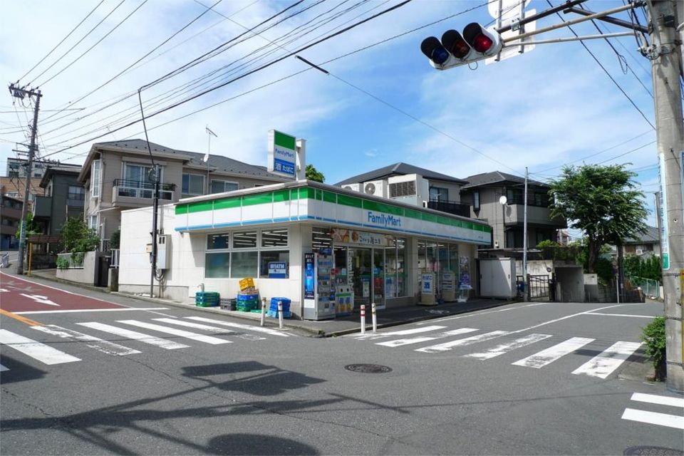 近くのファミリーマート 鶴見みかど店まで171m(徒歩3分)