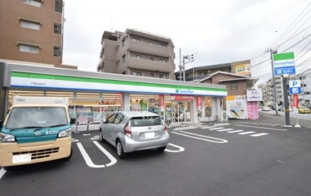 近くのファミリーマート戸塚吉田町店まで300m(徒歩4分)