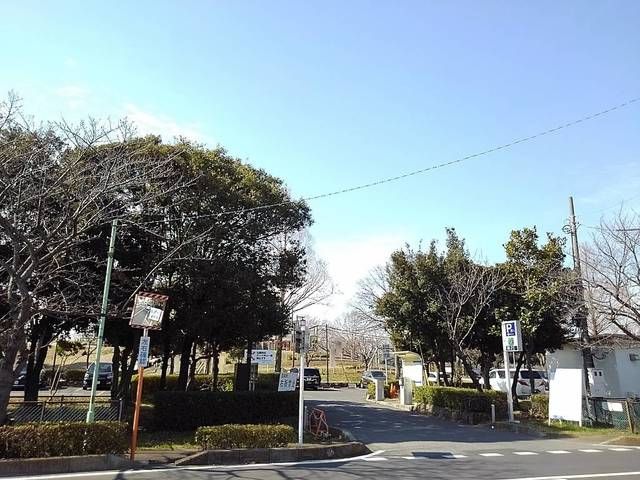 近くのみさと公園まで300m（徒歩4分）