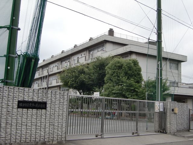 近くの東市ヶ尾小学校まで310m(徒歩4分)