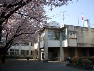 近くの昭島市立共成小学校まで259m（徒歩4分）