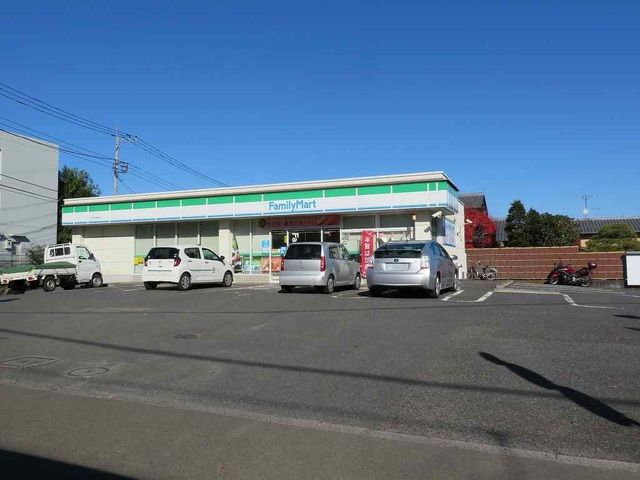 近くのファミリーマートまで220m（徒歩3分）