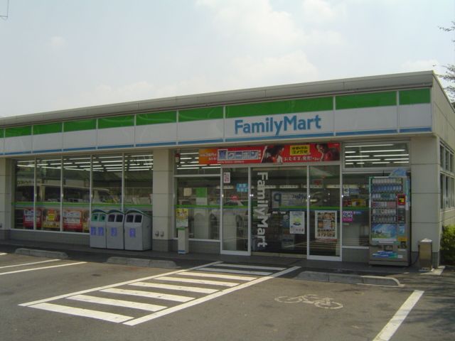 近くのファミリーマートまで240m(徒歩3分)