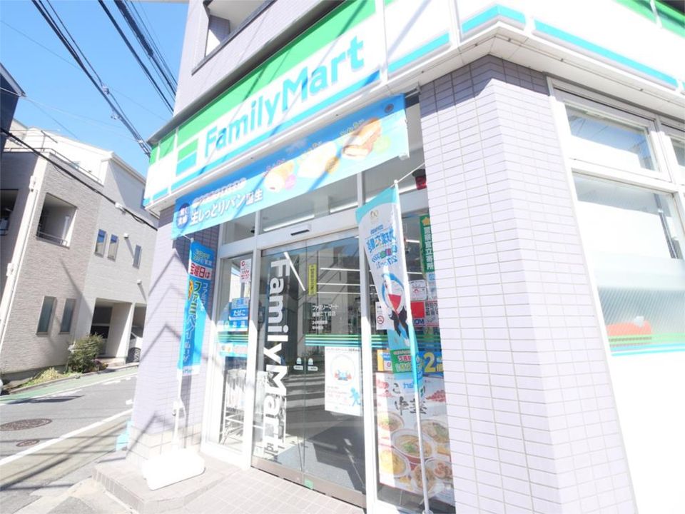 近くのファミリーマート 豊島高松一丁目店まで367m（徒歩5分）